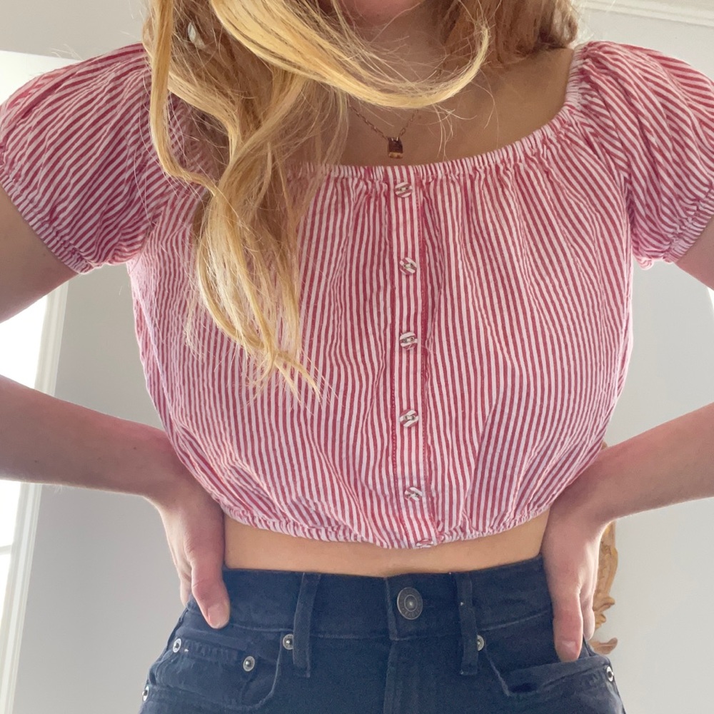 Cropped red striped shirt
